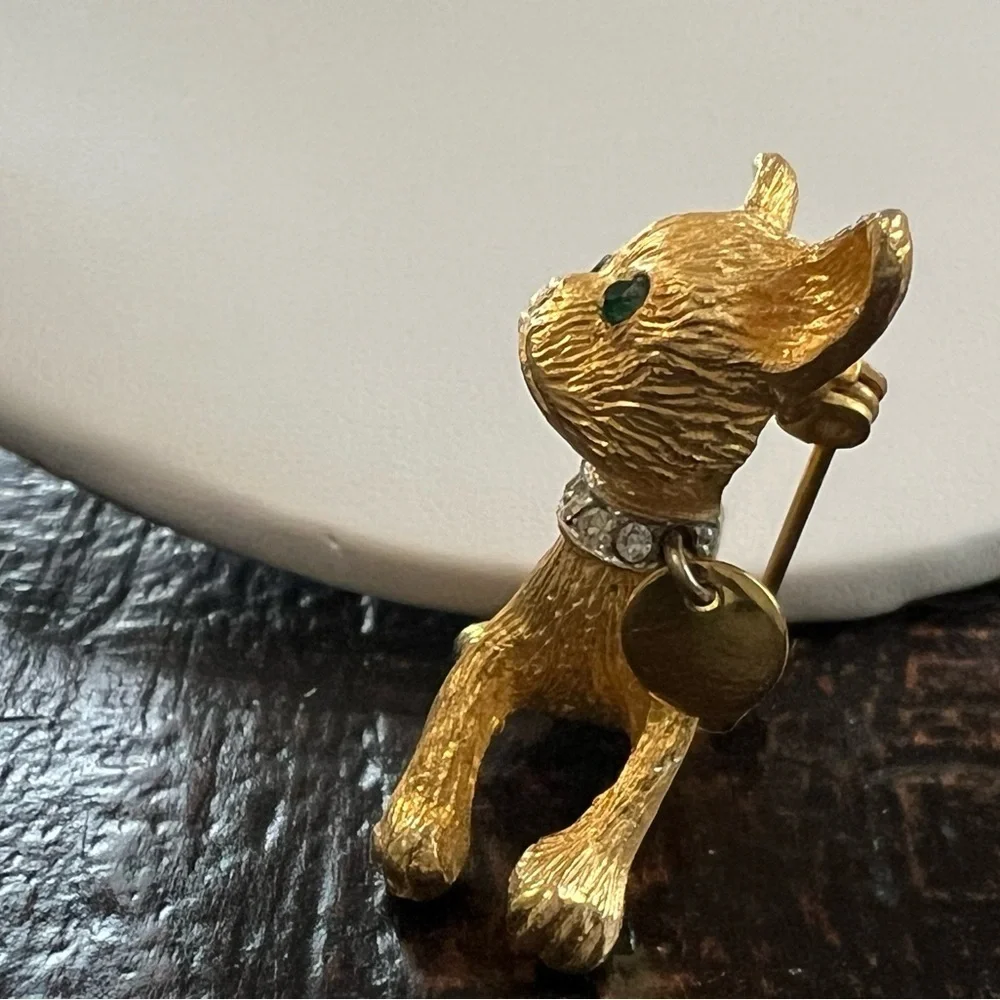 Vintage gold tone pouty dog brooch green eyes rhinestone collar
